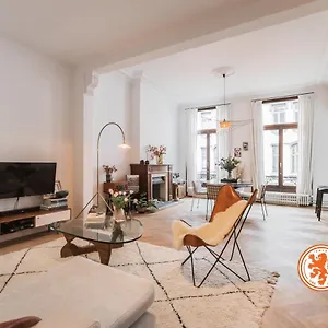 Traditional Chic, High Ceilings' Aircos And Garage Appartement
